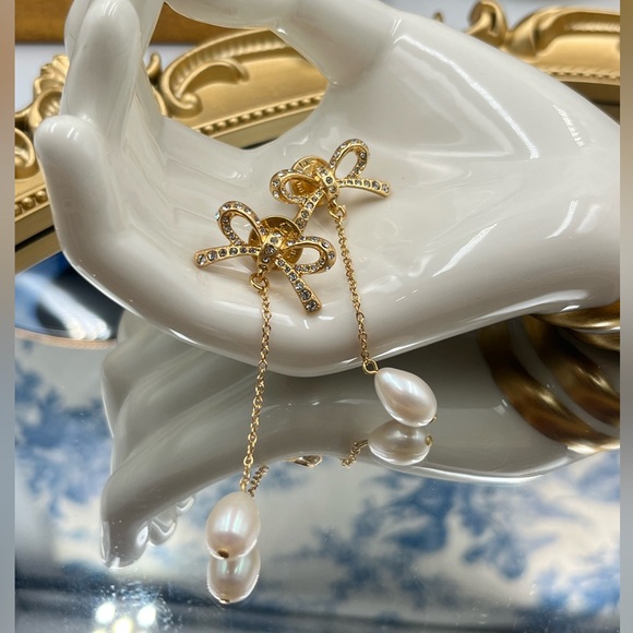 🆕 OSCAR DE LA RENTA 🧿 NWOT Swarovski Crystal Bow Pearl Drop Earrings - Gold - Picture 9 of 13